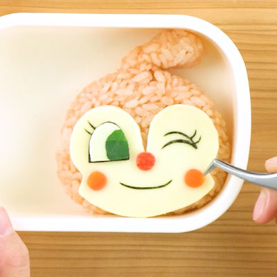 ケチャップライスでウインクしたドキンちゃんのおにぎり弁当