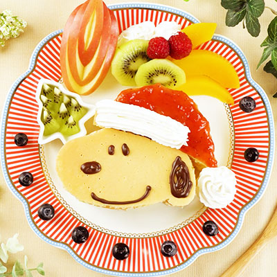 スヌーピーのクリスマス風デコレーションパンケーキ