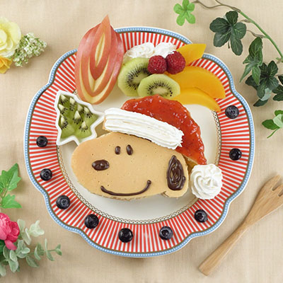 スヌーピーのクリスマス風デコレーションパンケーキ